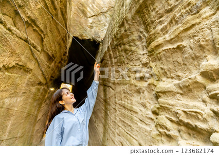 一位女士正在穿越虎坂大師隧道 123682174