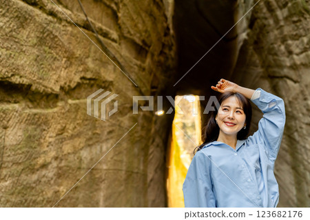 一位女士正在穿越虎坂大師隧道 123682176
