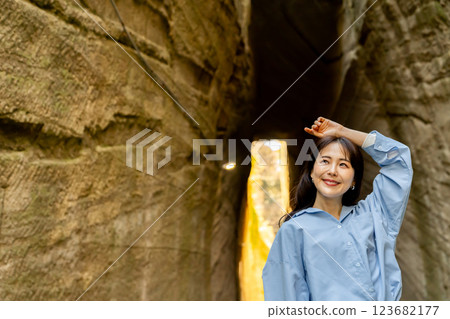 一位女士正在穿越虎坂大師隧道 123682177