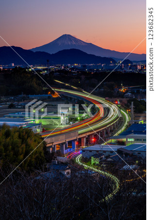 從牧之原望去的高速公路上的光跡和黎明時的富士山 123682345