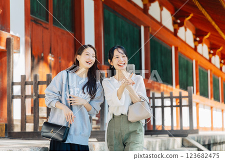 Women traveling in Nara 123682475