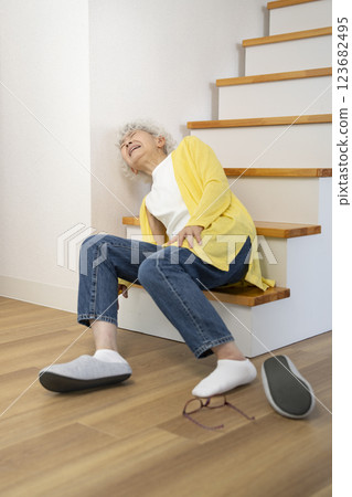 一名老年婦女在家中從樓梯上摔下來 一名老年婦女在家中從樓梯上摔下來 123682495