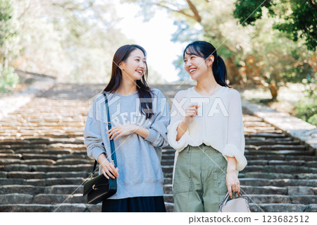Women sightseeing in Nara 123682512