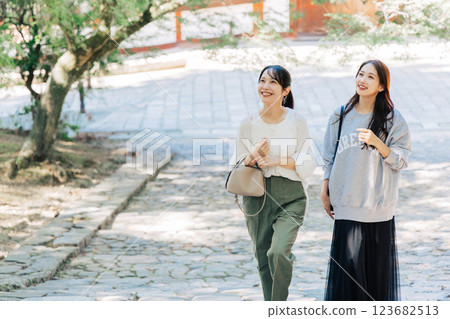 奈良觀光的女性 123682513