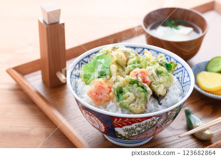 Spring ingredients: Butterbur tempura bowl 123682864