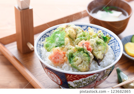 Spring ingredients: Butterbur tempura bowl 123682865