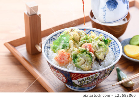 春季食材:款冬天婦羅蓋飯 春季食材:款冬天婦羅蓋飯 123682866