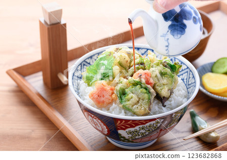 Spring ingredients: Butterbur tempura bowl 123682868