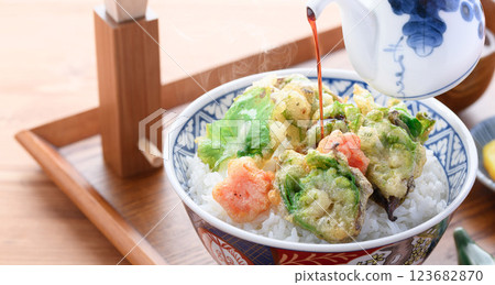 春季食材：款冬天婦羅蓋飯 123682870