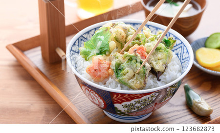 春季食材：款冬天婦羅蓋飯 123682873