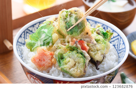 Spring ingredients: Butterbur tempura bowl 123682876