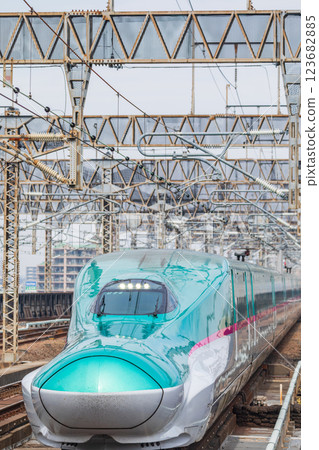 Tohoku Shinkansen Hayabusa entering Omiya Station in Saitama Prefecture 123682885