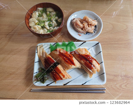 盤中壽司（烤海鰻壽司） 123682964