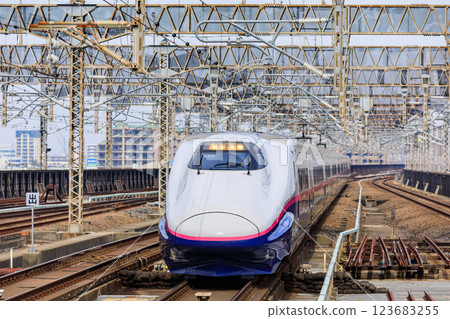 E2系新幹線進入埼玉縣大宮站 東北新幹線 上越新幹線 北陸新幹線 123683255