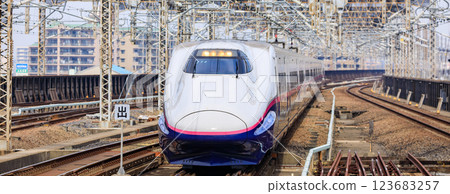E2系新幹線進入埼玉縣大宮站 東北新幹線 上越新幹線 北陸新幹線 123683257