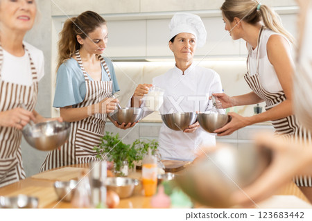 Elderly woman teaching cooking to group of woman 123683442