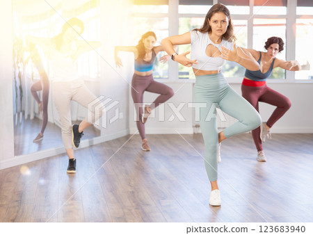 Group of women dancing hip hop in studio Group of women dancing hip hop in studio 123683940