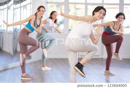 Group of women dancing dancehall in studio 123684005