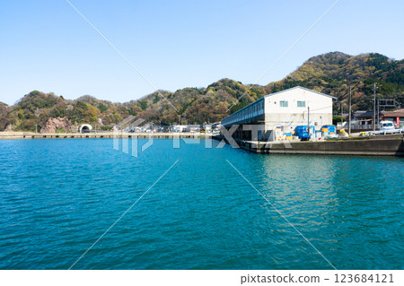 兵庫縣新溫泉町諸寄町諸寄漁港的春景 123684121