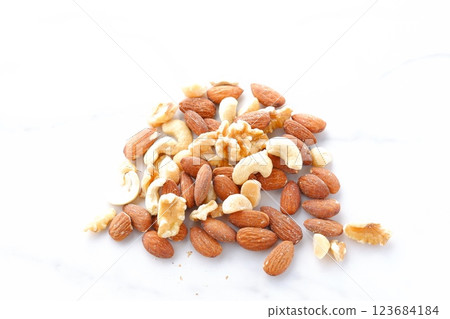 Nutritious and healthy mixed nuts (almonds, walnuts, cashews, macadamia nuts) 123684184