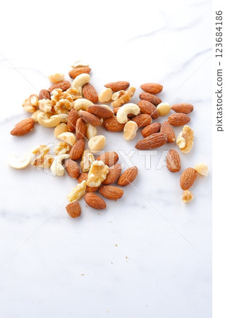 Nutritious and healthy mixed nuts (almonds, walnuts, cashews, macadamia nuts) Nutritious and healthy mixed nuts (almonds, walnuts, cashews, macadamia nuts) 123684186
