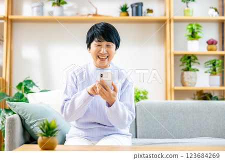 使用智能手機的高級女性 123684269