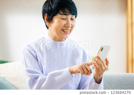 使用智能手機的高級女性 123684270