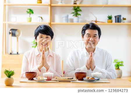 一對年長的夫婦正在吃飯 123684273