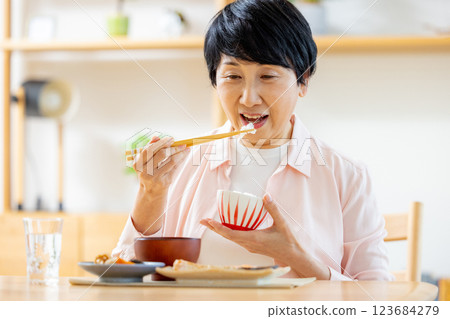 Senior woman to eat 123684279