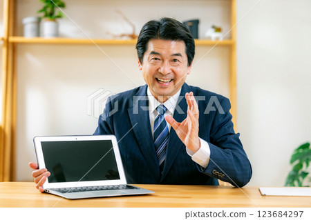 中年商人在線解釋 123684297