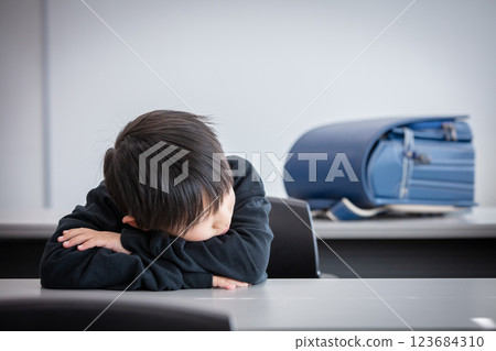 憂鬱的小學生 123684310