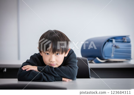 看相機的小學生 123684311