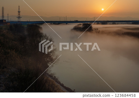 A view of the large amount of river mist that has formed around sunrise, taken from the Ujigawa Ohashi Bridge in Fushimi Ward, Kyoto City 123684458
