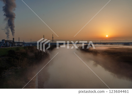 從京都市伏見區宇治川大橋拍攝的日出時分形成的大量河霧的景色 從京都市伏見區宇治川大橋拍攝的日出時分形成的大量河霧的景色 123684461