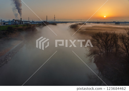 從京都市伏見區宇治川大橋拍攝的日出時分形成的大量河霧的景色 從京都市伏見區宇治川大橋拍攝的日出時分形成的大量河霧的景色 123684462
