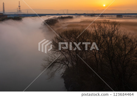 A view of the large amount of river mist that has formed around sunrise, taken from the Ujigawa Ohashi Bridge in Fushimi Ward, Kyoto City 123684464