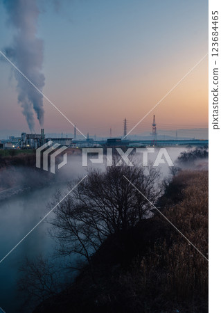 A view of the large amount of river mist that has formed around sunrise, taken from the Ujigawa Ohashi Bridge in Fushimi Ward, Kyoto City A view of the large amount of river mist that has formed around sunrise, taken from the Ujigawa Ohashi Bridge in Fushimi Ward, Kyoto City 123684465