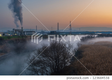 A view of the large amount of river mist that has formed around sunrise, taken from the Ujigawa Ohashi Bridge in Fushimi Ward, Kyoto City 123684538