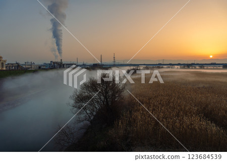 A view of the large amount of river mist that has formed around sunrise, taken from the Ujigawa Ohashi Bridge in Fushimi Ward, Kyoto City A view of the large amount of river mist that has formed around sunrise, taken from the Ujigawa Ohashi Bridge in Fushimi Ward, Kyoto City 123684539