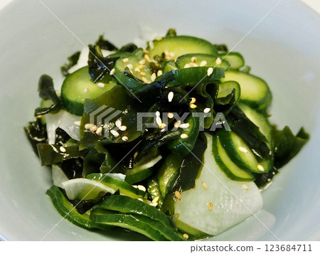 Cucumber and wakame seaweed vinegar dish, my wife's homemade cooking, dinner at home, happy family 123684711
