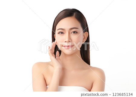 Beautiful young asian woman with clean fresh skin on white background, Face care, Facial treatment, Cosmetology, beauty and spa, Asian women portrait. 123685134