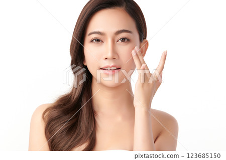 Beautiful young asian woman with clean fresh skin on white background, Face care, Facial treatment, Cosmetology, beauty and spa, Asian women portrait. 123685150