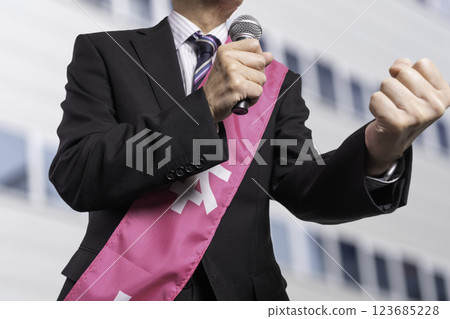 候選人在街頭發表競選演說 - 競選圖片 123685228