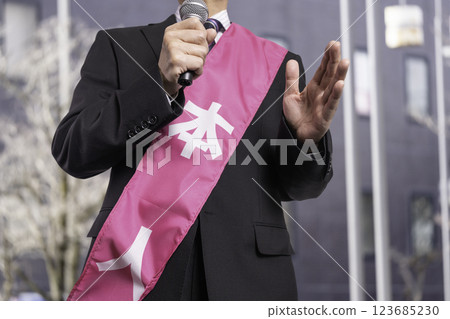 候選人在街頭發表競選演說 - 競選圖片 123685230