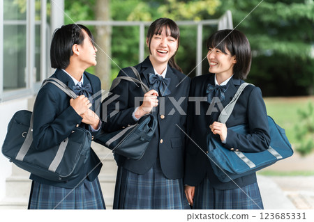 國中生、高中生、女高中生面帶笑容地走過教學大樓（上學、回家、上下學） 123685331