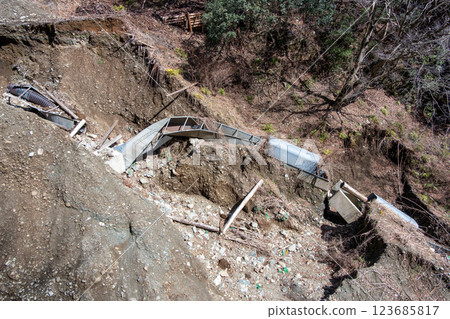 山崩、自然災害、颱風災害 123685817