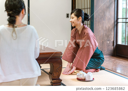 女旅館工作人員、女服務生和女房東在客房迎接客人 123685862