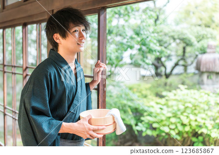 穿著浴衣入住溫泉、溫泉旅館、公共浴場的男性 123685867