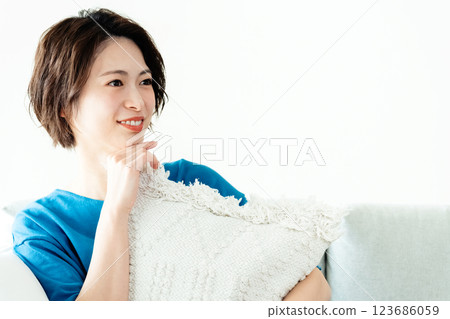 A young lady sitting on the sofa 123686059