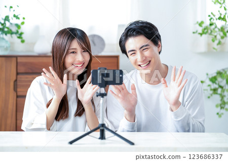 微笑的男人和女人拍攝視頻 微笑的男人和女人拍攝視頻 123686337